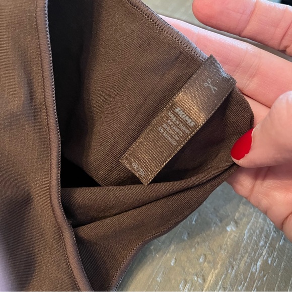 SKIMS ESSENTIAL CREW NECK LONG SLEEVE BODYSUIT - Picture 3 of 13